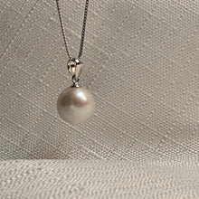 Load image into Gallery viewer, White Baroque Pearl Pendant and Chain, Sterling Silver, Amispearl
