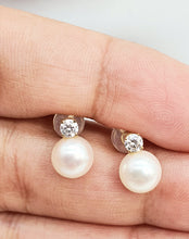 Load image into Gallery viewer, Japanese Akoya Pearl Stud Earring, 18K Yellow Gold
