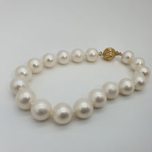 Load image into Gallery viewer, Large Freshwater Pearl Bracelet,14K Yellow Gold Clasp

