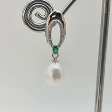 Load image into Gallery viewer, Green Crystal &amp; Freshwater Pearl Oval Earring, Sterling Silver
